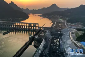 广西柳州：红花水利枢纽二线船闸复工忙图片