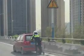 73秒丨高架上推车的济南骑警找到了 为缓解交通拥堵将故障车辆推行200米图片