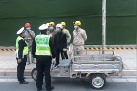 一辆电动三轮车上坐了8个人，这样复工危险极了图片