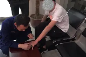 49秒 | 临沂一男子戒指卡手取不下来上门求助 消防员一分钟成功取下图片