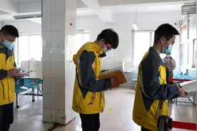 初三生捧着书排队打饭：抓紧时间学习视频封面