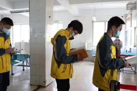 初三生捧着书排队打饭：抓紧时间学习视频封面