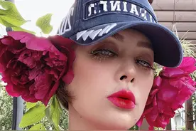 宁静穿玫红色上衣耳朵别两朵芍药花 调侃自己是个花痴图片