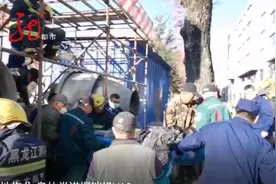佳木斯一工地男子发生意外，脚和腿成90度，半个身子也卷进了搅拌机图片