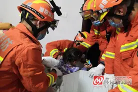 萌娃钻进洗衣机 消防来解救图片