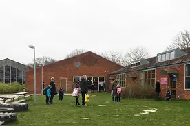 丹麦幼儿园和学校低年级开学，有家长担心孩子成“小白鼠”图片