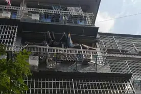 电动车久停不开，电池在室内充电时突然炸了……图片