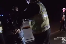 池州一男子醉驾强行冲卡 交警使用破胎器成功拦截图片