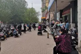 郑州家长带宝宝接种疫苗，这边排长队，那边不见人！能否跨社区？图片