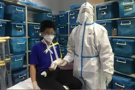 牛气！医生徒手正骨复位，11岁“双骨折”少年免去手术之苦图片