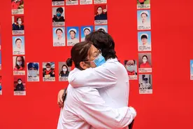 1649枚“天使之翼”镶钻纪念胸针赠予援鄂医护图片