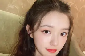林允生日吃蛋糕喝奶茶超满足 妆容精致甜笑wink图片