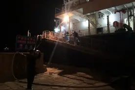 北海海关和潮水抢时间，“救”回5.5万吨进口硫磺图片