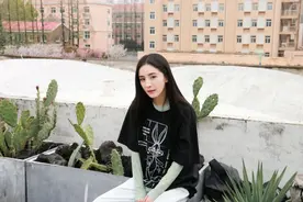 潮流范 | 带货一姐杨幂的T恤叠穿法，真的忍不住要get同款啦图片