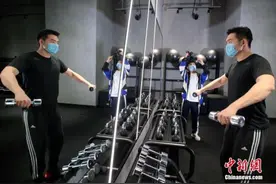 成都健身房逐渐复工 市民戴口罩健身图片