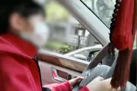 母亲让6岁儿子操控方向盘 朋友圈里超得意炫耀……结果悲剧了图片