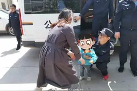 粗心爸爸睡过头 三岁女儿走失他浑然不知图片