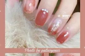 不露脸的春天，当然要在指甲上做点花头啦图片