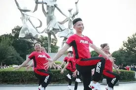 27岁广场舞男神的别样生活：白天教课 晚上领舞图片