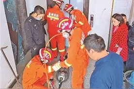 男孩被困故障电梯 消防员拆门救人图片