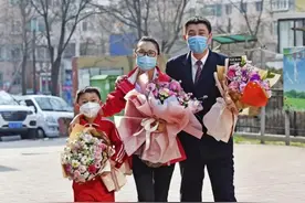 她回来了！“上次买花还是求婚的时候”图片