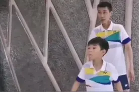 变客厅为球场，李宗伟家中教两儿子打羽球图片