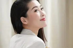 40岁周丽淇悄悄晒孕照：宅家扮靓自娱，外套遮掩六个月大肚图片