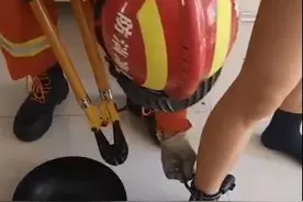 他与老婆吵架后睡着，脚踝被锁上平底锅……图片