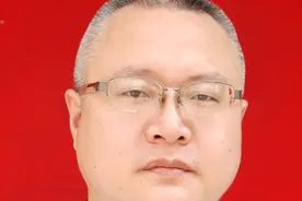 大专毕业的51岁医院主任，突破学历破格提拔，因抗疫表现优秀图片