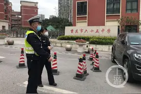 20日九龙坡31所学校复学 警方对学校周边路段重点护卫图片