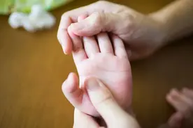 手上起了密密麻麻的小水泡，瘙痒难忍，5个方法帮你解决图片