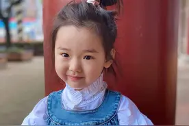 董璇女儿小酒窝戴蝴蝶结戒指古灵精怪 肉嘟嘟版捧脸杀萌翻众人图片