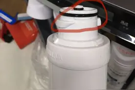 京东买来的沁园净水器，滤芯竟然有水渍图片