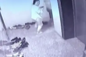 吓人！一对男女慌忙跑出房间，身后还追出一个“火人”？视频封面