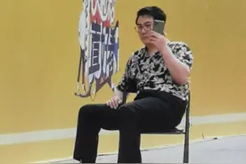 沈腾搬椅子晒太阳笑点足 身穿花衬衫坐姿悠闲图片
