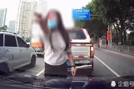 脚踩车头！广州一女司机遭抢道后，竟停车跑到对方车前叫嚣图片