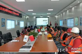 高压线下施工安全防护怎么做？国网济宁供电为工人们上门送知识图片