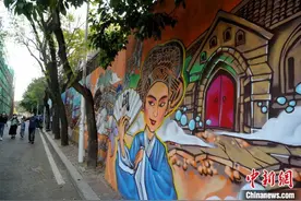 福州：涂鸦壁画扮靓文化街区图片