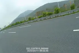 小车刚上高速公路，发动机舱竟有只猫在惨叫！司机进退两难……图片