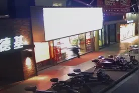 广西：男子珠宝店试戴近3万元足金项链，接下来的举动让店员惊了视频封面