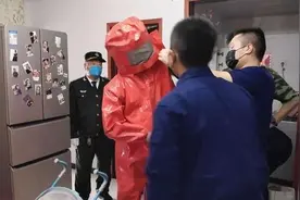 窗外挂蜂巢，百只蜜蜂飞舞吓坏房主，用火消灭蜂巢科学不？图片
