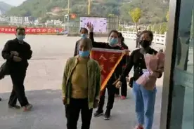 到家了！流浪了四十多年之后，他终于回到家人怀抱……图片