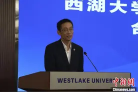 施一公的“开学第一课”：独立思考 尊重科学图片