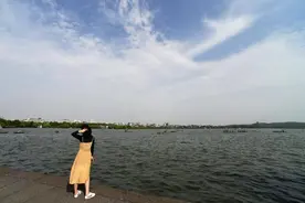 今夜到明天上午中到大雨，双休日大部分时间适宜出游图片