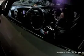 让14岁儿子开车，这位喝了酒的父亲却在副驾驶呼呼睡大觉图片