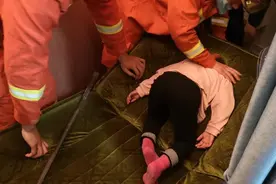 熊孩子的头卡进了按摩床的洞里，对着消防员直喊“救命”图片