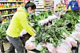 90后女志愿者当上超市“分拣员”，单手能提起20多斤一捆莴苣_长江日报图片