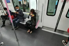女子竟在地铁车厢内摘下口罩吃东西 网友：心真大图片