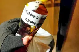 浙江外卖小哥和人吵到派出所，最后突然哭了：这是我打工最幸福的一天图片