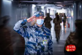 军队支援湖北医疗队队员，再敬一个军礼图片